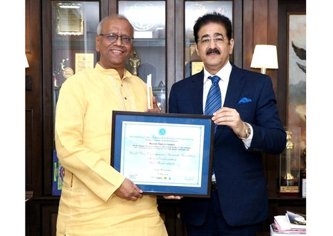 Dr. Sandeep Marwah Honors Swami Muktanand Ji Maharaj with Life Member