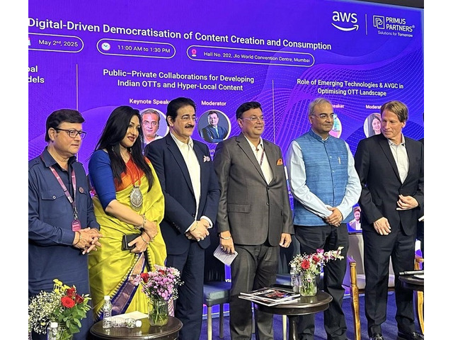 Dr. Sandeep Marwah Wins Hearts at WAVES Summit, for Pioneering Role