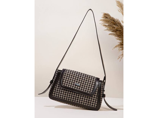 Chic Side Bags that Upgrade Existing Outfits