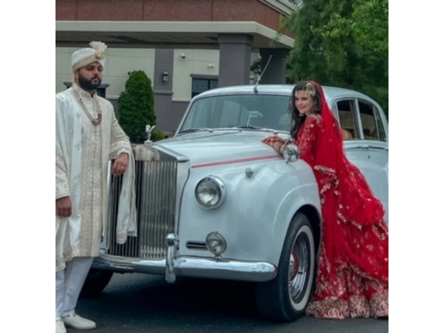 Make Your Big Day Timeless with an Antique Car for Wedding