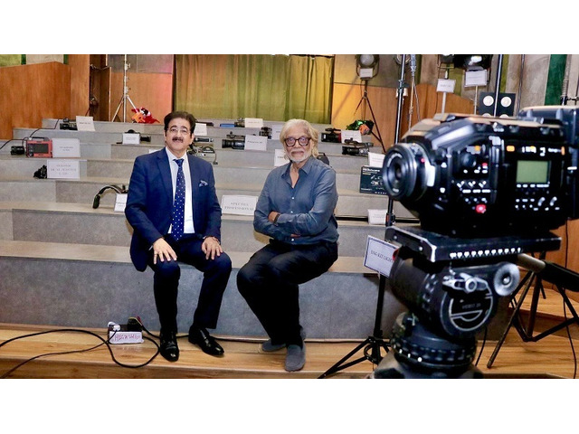 Muzaffar Ali Inaugurates Exclusive Exhibition of Still and Movie Camer