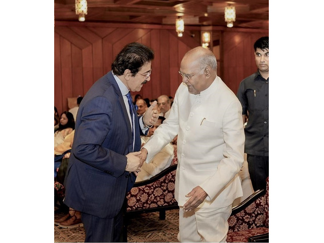 Dr. Sandeep Marwah Receives Blessings from Shri Ram Nath Kovind