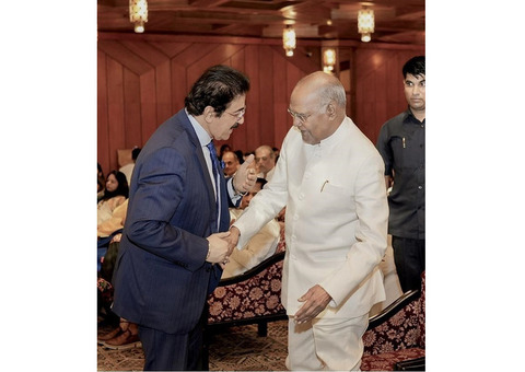 Dr. Sandeep Marwah Receives Blessings from Shri Ram Nath Kovind