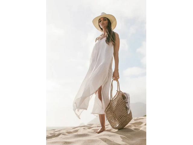 Relaxed Chic: How Resort Wear Defines Modern Holiday Dressing
