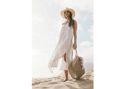 Relaxed Chic: How Resort Wear Defines Modern Holiday Dressing