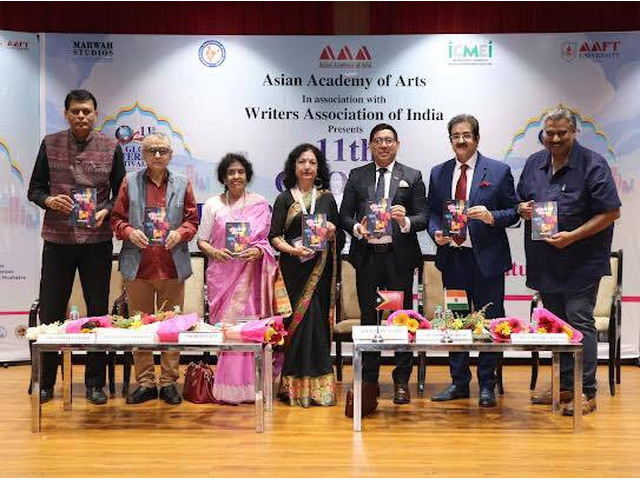 Book “Duniya Ke Dekhe Rang Hazar” by Meenakshi Joshi Released