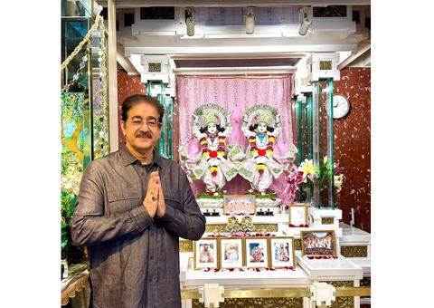 Dr. Sandeep Marwah Visits ISKCON Temple in Hong Kong — Offers Prayers