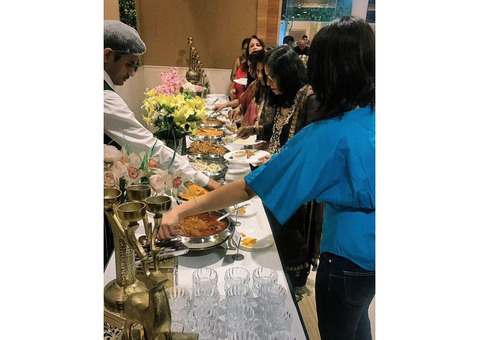 What is the cheapest way to feed 100 people at a wedding?