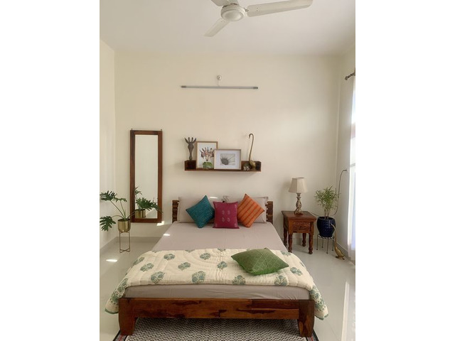 What is the starting price of villas in Greater Noida West?