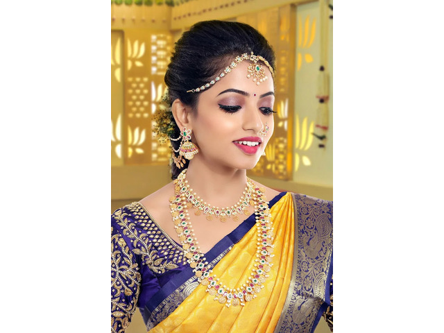 Earn a good amount by becoming a beautician and makeup artist