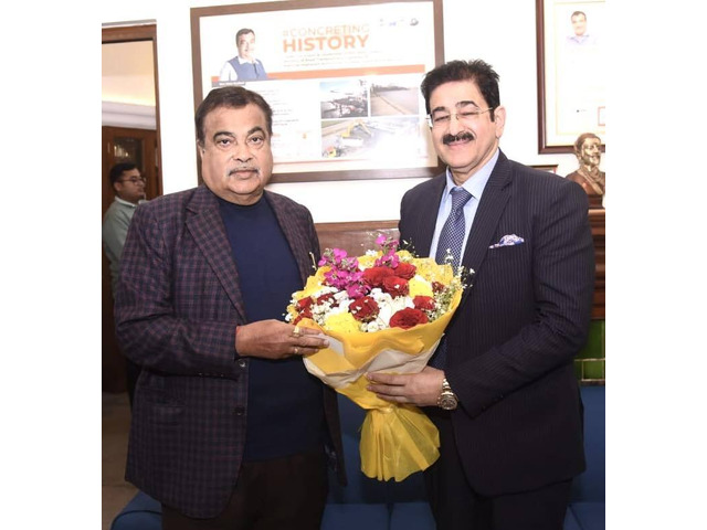 Dr. Sandeep Marwah Meets Union Minister Nitin Gadkari, Briefs Him