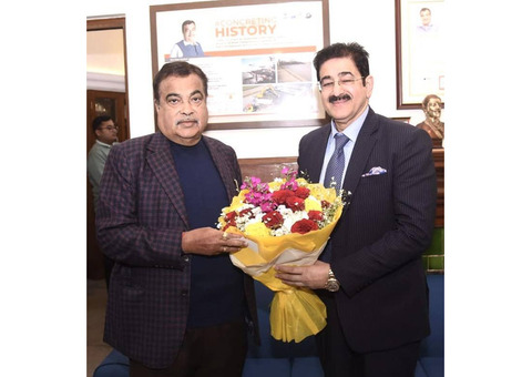 Dr. Sandeep Marwah Meets Union Minister Nitin Gadkari, Briefs Him